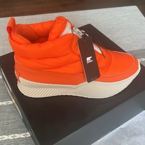 NIB Sorel Out N About Puffy Zip